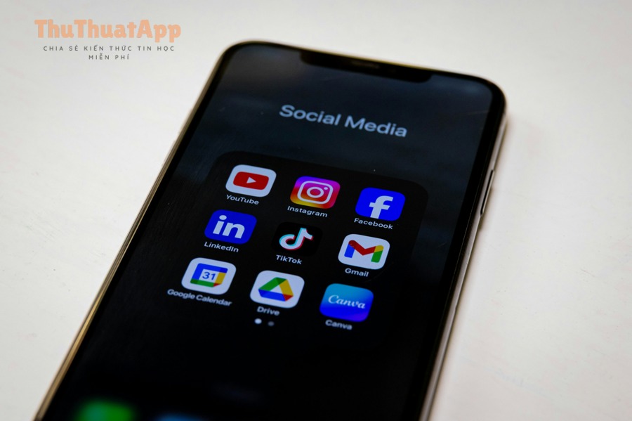 Cách ẩn người theo dõi và đang follow trên TikTok: Hướng dẫn chi tiết (cập nhật dễ áp dụng) 2 Biểu tượng mạng xã hội trên màn hình điện thoại gợi ý chủ đề quyền riêng tư TikTok