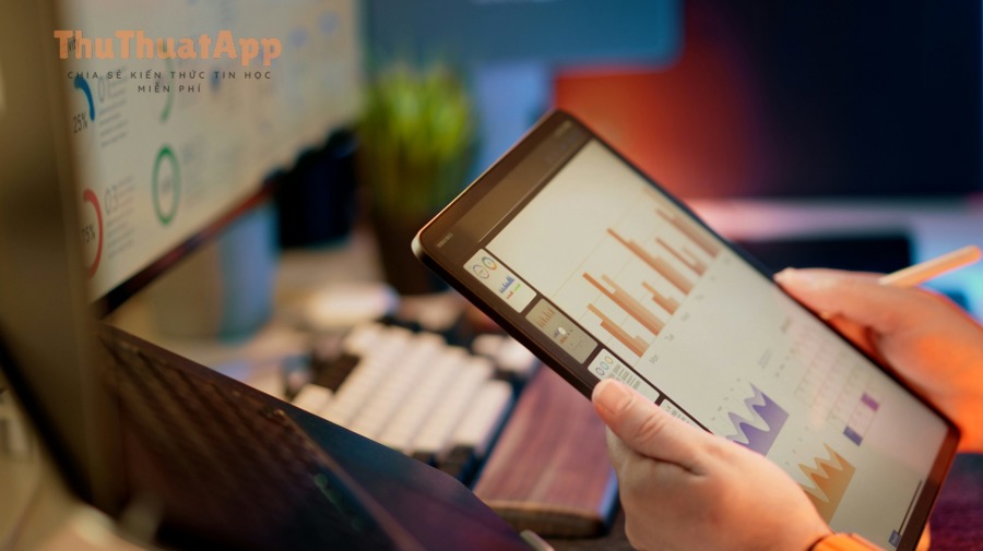 Cách đọc và phân tích TikTok Analytics: Hiểu số liệu để tăng view, giữ chân và chuyển đổi 6 Phân tích số liệu trên tablet (minh họa)