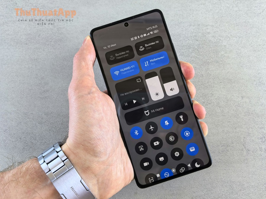 Cách bật chế độ tối (Dark Mode) trên Android: Hướng dẫn nhanh cho mọi dòng máy 2 Điện thoại Android hiển thị giao diện tối trong bảng điều khiển nhanh