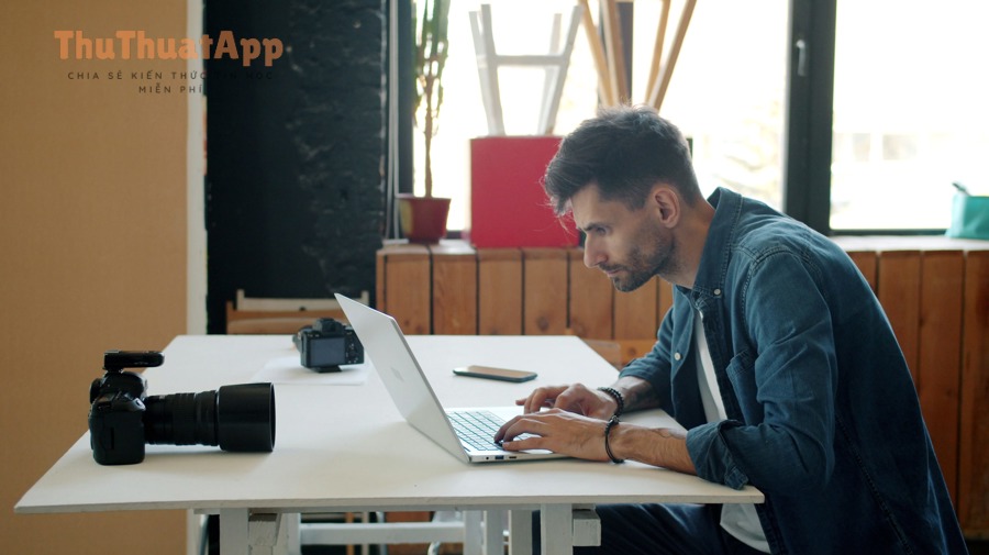 Hướng dẫn cách đăng ảnh carousel Instagram đẹp cho người mới, album 4 Người làm việc với laptop minh họa chuẩn bị kích thước ảnh trước khi đăng