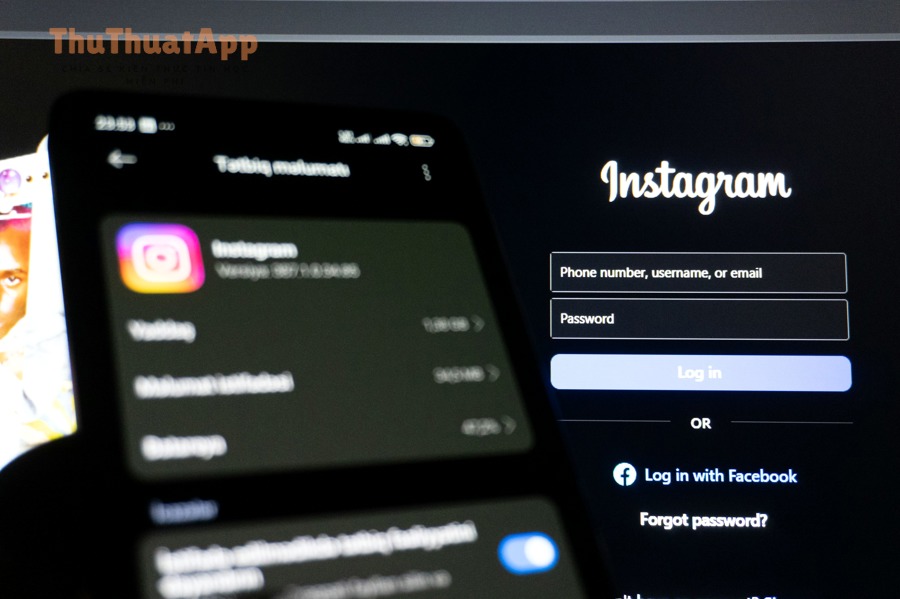 Cách duyệt follow request Instagram tài khoản riêng tư: xác nhận hay từ chối 3 Điện thoại hiển thị giao diện Instagram minh họa thao tác quản lý