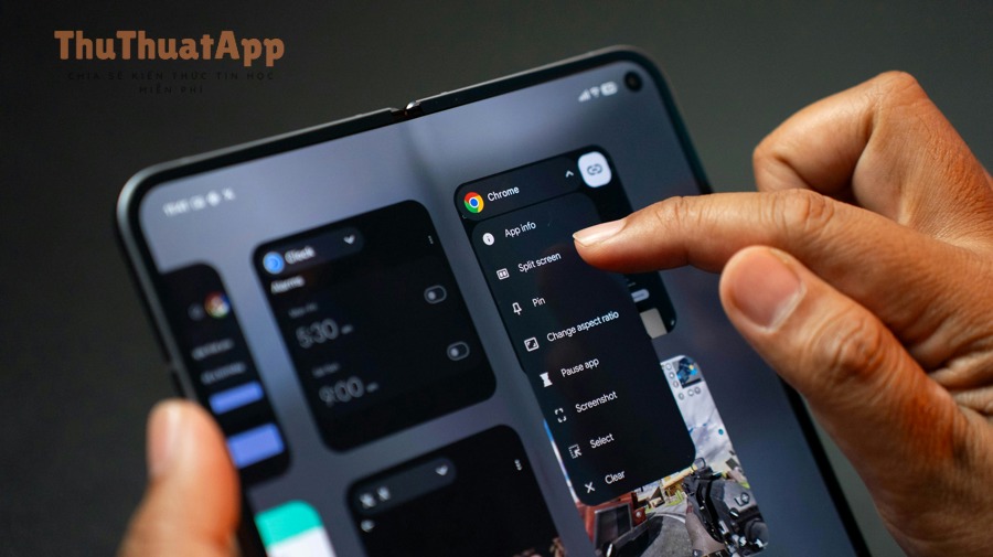 Cách bật chia đôi màn hình (Split screen) Android: Dùng 2 ứng dụng cùng lúc, làm việc nhanh hơn 2 Điện thoại gập Android đang mở menu Split screen trong màn hình đa nhiệm