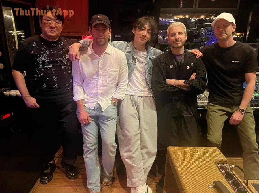 Cách tắt (và bật lại) thông báo tag, mention Instagram cho người dùng 2 scooter braun ig post with jungkook 100423 v0