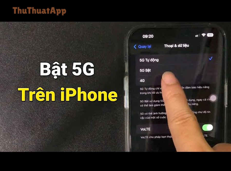 Người dùng thao tác cài đặt trên iPhone