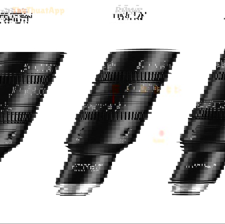 Người dùng nhìn điện thoại trong phòng tối